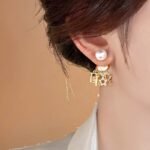 ⁦أقراط اللؤلؤ الملكية بتصميم الحروف الذهبية⁩ - الصورة ⁦2⁩