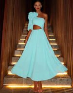 ⁦فستان بكتف واحد وتفصيل زهري⁩ - الصورة ⁦4⁩