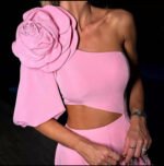 ⁦فستان بكتف واحد وتفصيل زهري⁩ - الصورة ⁦3⁩