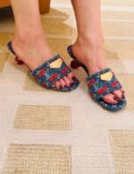 ⁦صندل جينز بكعب كرز ثلاثي الأبعاد⁩ - الصورة ⁦2⁩